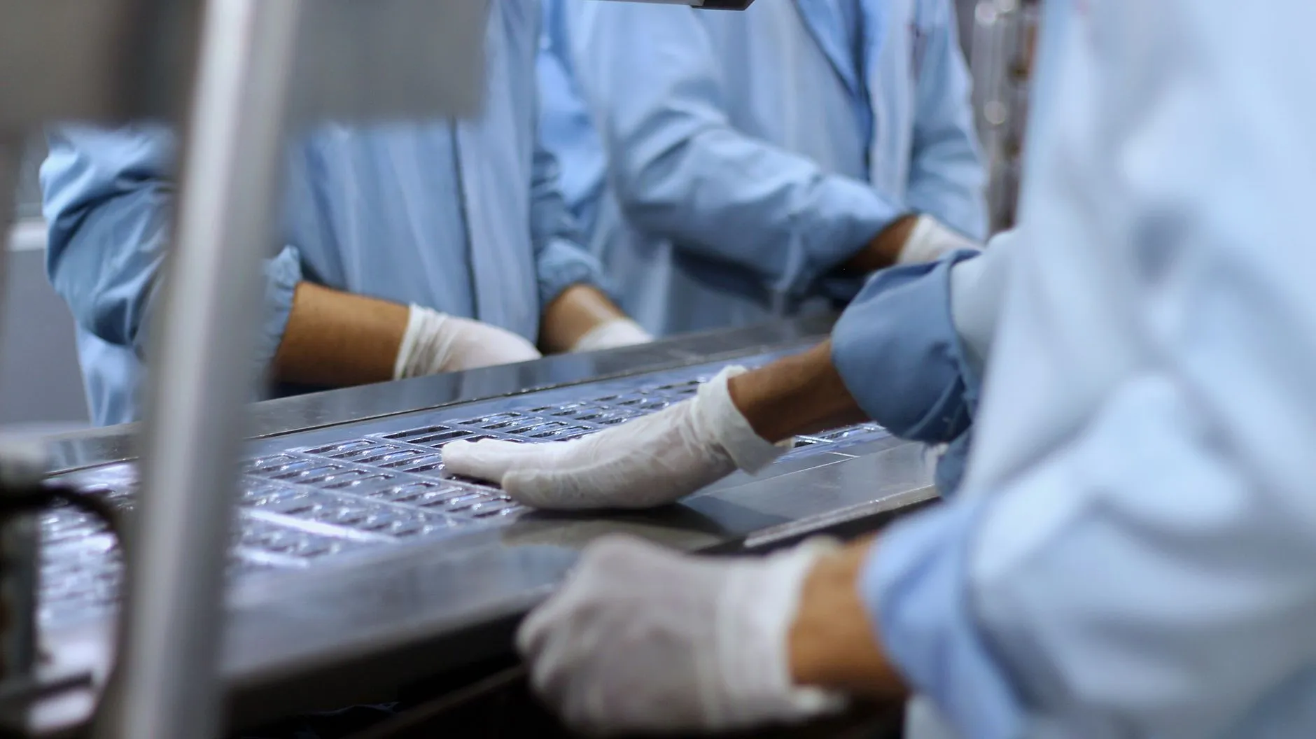 触屏手套导电纱线技术解析：从纤维结构到触摸灵敏度的关键工艺