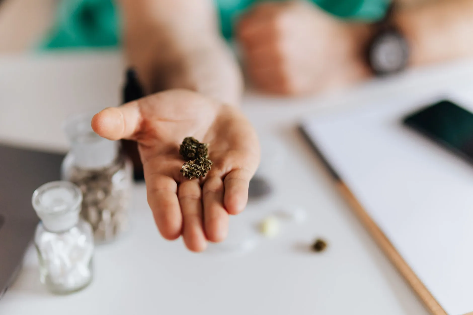 触屏手套导电纱线技术解析：从纤维选型到触控灵敏度的工艺控制