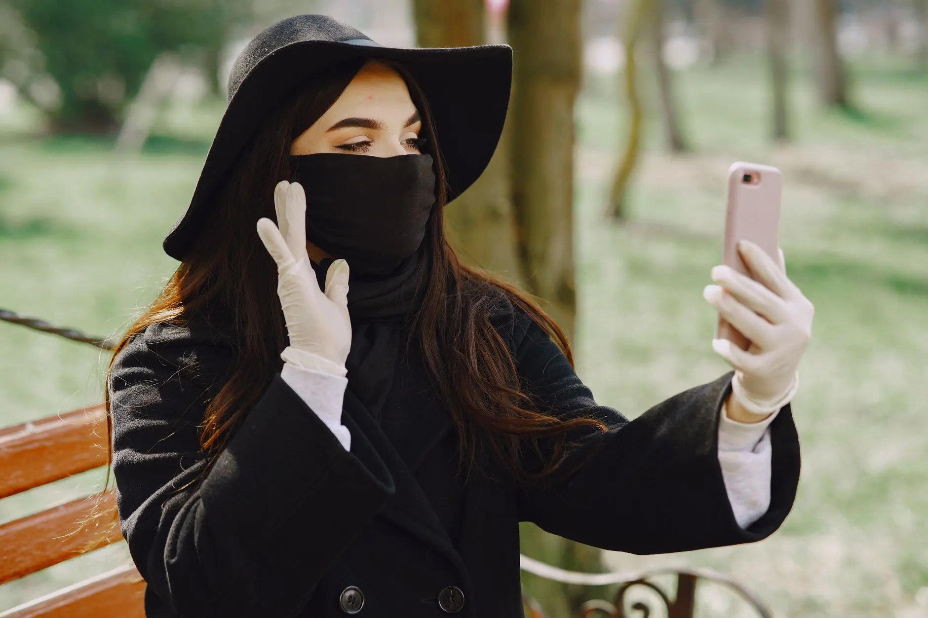 iPhone专用触控手套与普通保暖手套的触控响应差异对比及选型建议