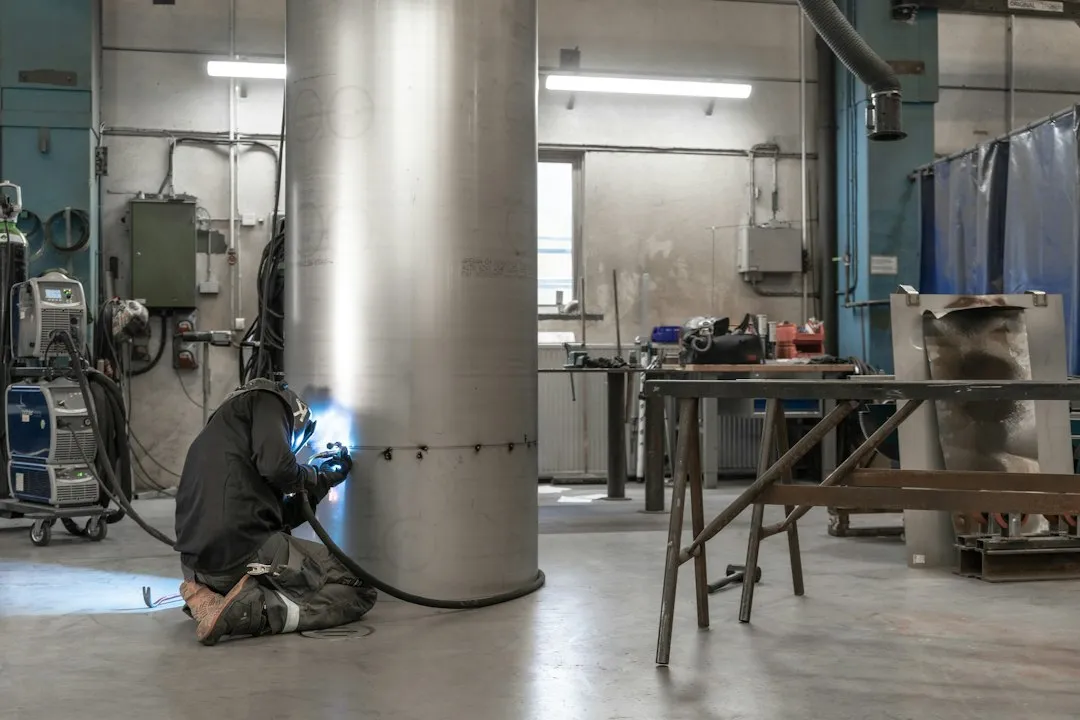 触屏手套导电纱线技术解析：从纤维结构到触摸灵敏度的关键工艺